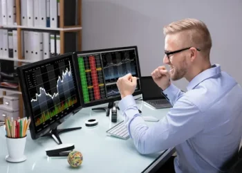 The Pros and Cons of Trading in a Prop Firm Environment
